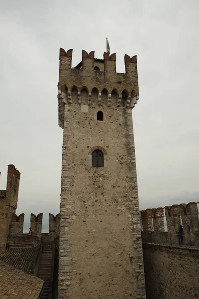 Ortaçağ kale duvarları Sirmione, İtalya