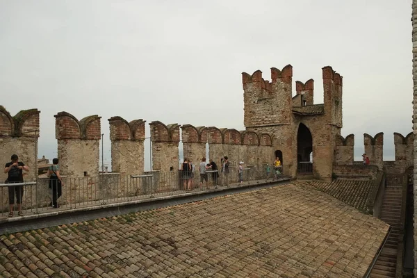 Ortaçağ kale duvarları Sirmione, İtalya — Stok fotoğraf