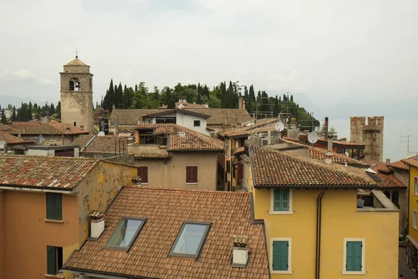 Sirmione görünümünden Ortaçağ kale duvarları, İtalya