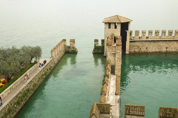 Ortaçağ kale duvarları Sirmione, İtalya