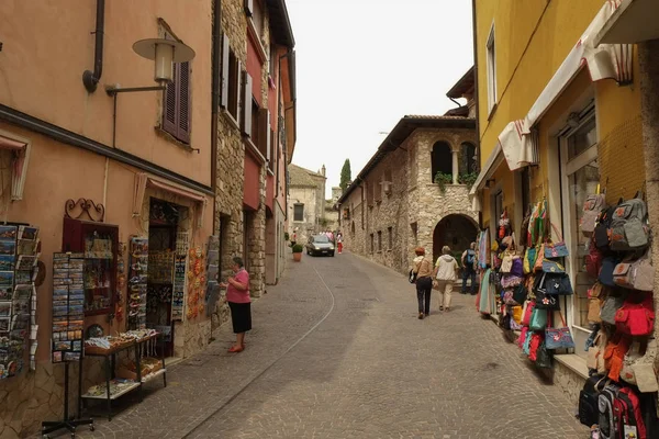 Sirmione Włochy Kwiecień 2013 Zobacz Miasto Sirmione Średniowiecznych Murów Włochy — Zdjęcie stockowe