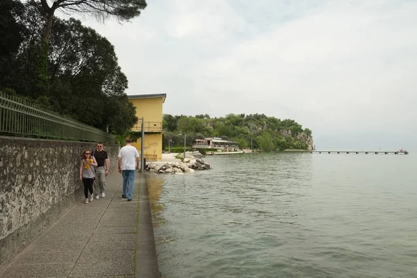 Sirmione Italy Апрель 2013 Сирмиона Морской Пляж Италия — стоковое фото