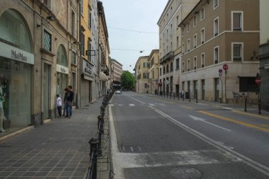 Brescia, İtalya - Nisan 2013; Bir sokak şehir merkezinde küçük mağaza ve kafe