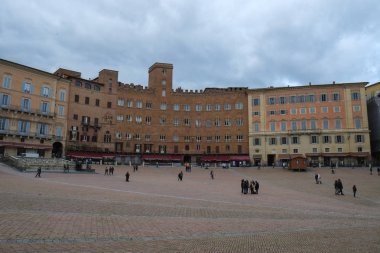 Siena, İtalya - Nisan 2018; Merkez meydanı Piazza Del Campo Siena adlı