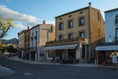 Collioure, Fransa - Nisan 2018; Chateau Royal yakınındaki bir sokak