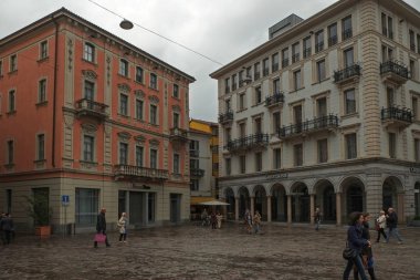 Lugano, İsviçre - Nisan 2013; Bir sokak turistik mağaza ve kafe