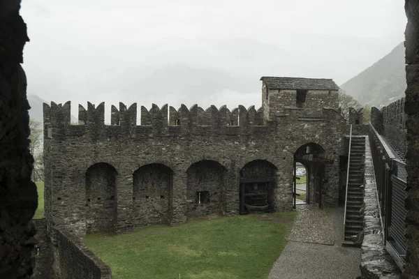 Средневековые Крепостные Стены Беллинцона — стоковое фото
