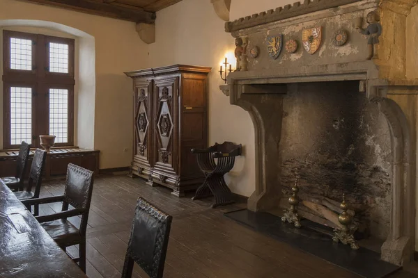 Vianden, luxembourg - januar 2015; ein Zimmer im Schloss mit langem Tisch, Stühlen und neuem Ytar-Baum — Stockfoto