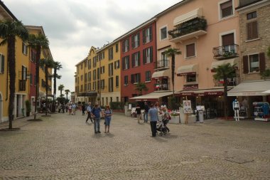 Sirmione, İtalya - Nisan 2013; Ortaçağ kalesiyakınındaki meydan