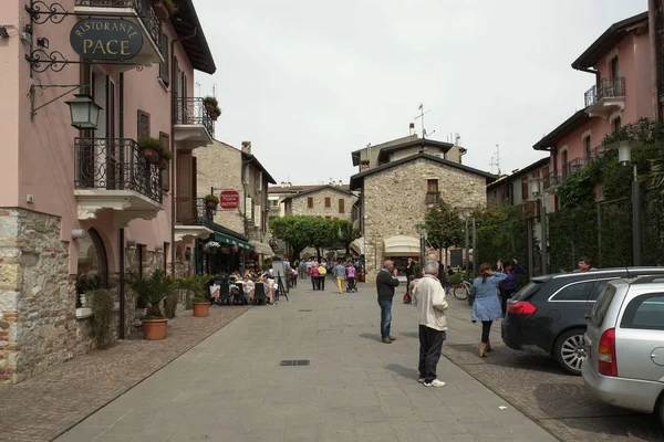 Sirmione, Włochy-2013 kwiecień; Plac w pobliżu średniowiecznego zamku — Zdjęcie stockowe