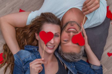 yerde yatan aşıklar