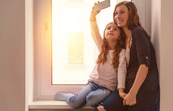 Glückliche Familie zu Hause — Stockfoto