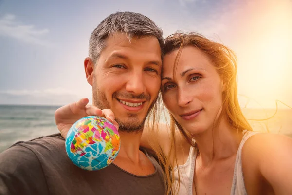 Summer couple on beach — Stock Photo, Image