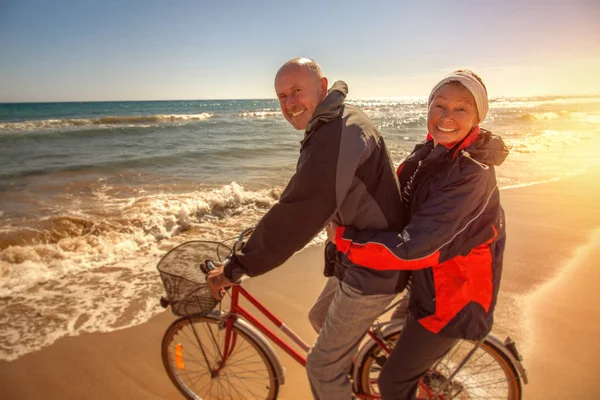 Feliz pareja de ancianos — Foto de Stock