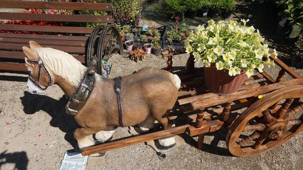 Häst Skulptur Med Blomkruka Varukorg — Stockfoto
