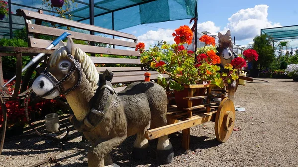 Paard Sculptuur Met Bloempot Winkelwagen — Stockfoto