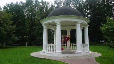 Gorky Park'ın yanında yürümek, Moskova, Rusya Federasyonu.