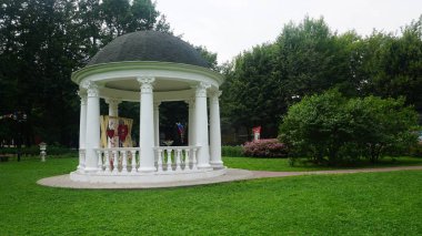 Gorky Park'ın yanında yürümek, Moskova, Rusya Federasyonu.