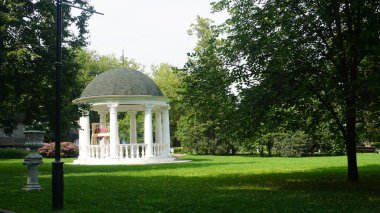Gorky Park'ın yanında yürümek, Moskova, Rusya Federasyonu.