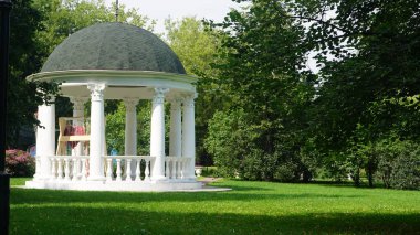 Gorky Park'ın yanında yürümek, Moskova, Rusya Federasyonu.