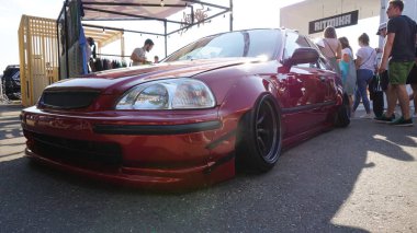 Modern spor otomobilin yakın görünümü.