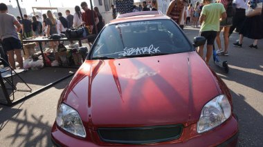 Modern spor otomobilin yakın görünümü.