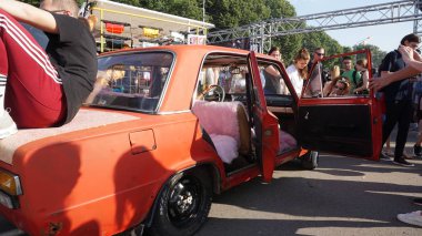 Kırmızı vintage SSCB araba.