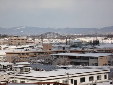 Kışın şehrin manzarasını gözlemlemek