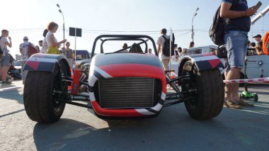 Yarış arabasının yakın görünümü.