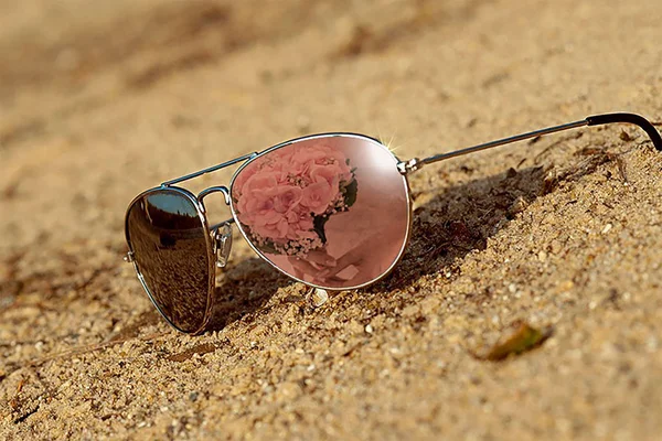 Zonnebril Met Reflectie Zand — Stockfoto