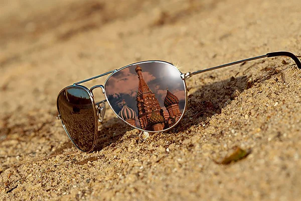 Sonnenbrille Mit Spiegelung Auf Sand Liegend — Stockfoto