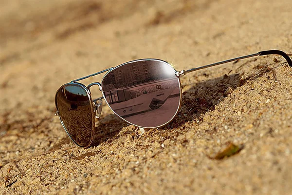 Sonnenbrille Mit Spiegelung Auf Sand Liegend — Stockfoto