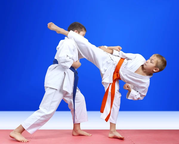 Boys Training Blows Arm Leg — Stock Photo, Image