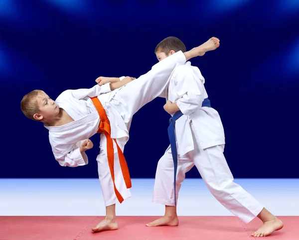 Karategi Jongens Zijn Opleiding Kick Arm Been Ten Opzichte Van — Stockfoto