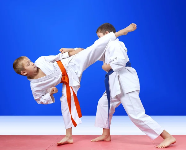 Barn Kararedräkt Tränar Punch Arm Och Blås Benet — Stockfoto