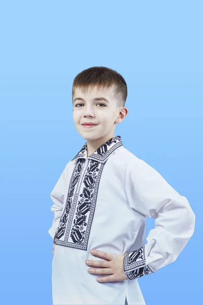 Chico Con Una Camisa Patriótica Sobre Fondo Azul — Foto de Stock