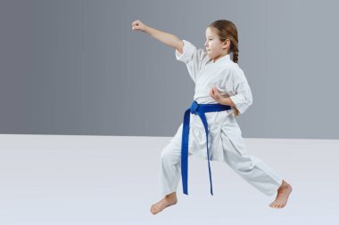 Küçük bir atlet darbe el atıyor