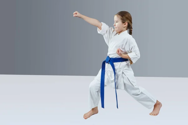 Pequeño Atleta Está Golpeando Golpe Mano —  Fotos de Stock