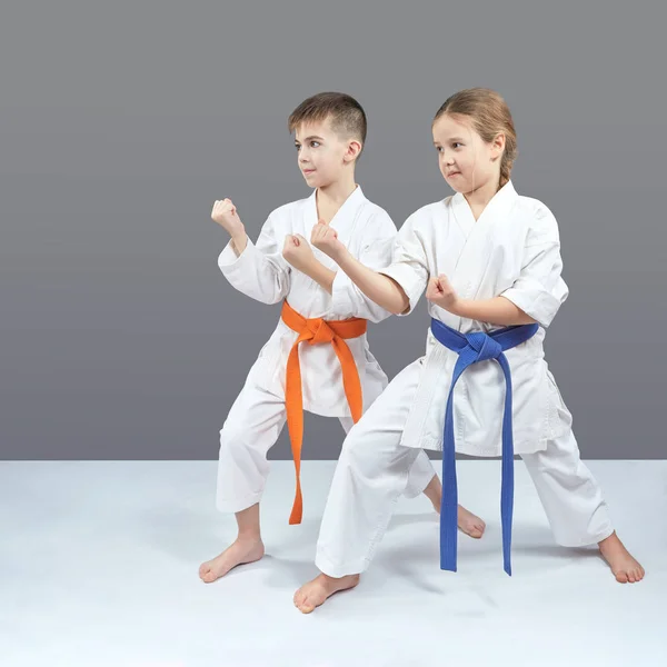 Dívku Chlapce Karategi Stojí Karate Stojanu — Stock fotografie