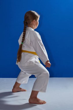 Karategi içinde sporcumuz bir karate rafa duruyor.