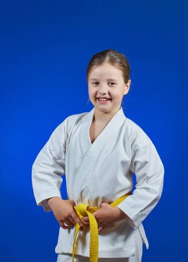 Mavi bir arka plan üzerinde neşeli sporcumuz