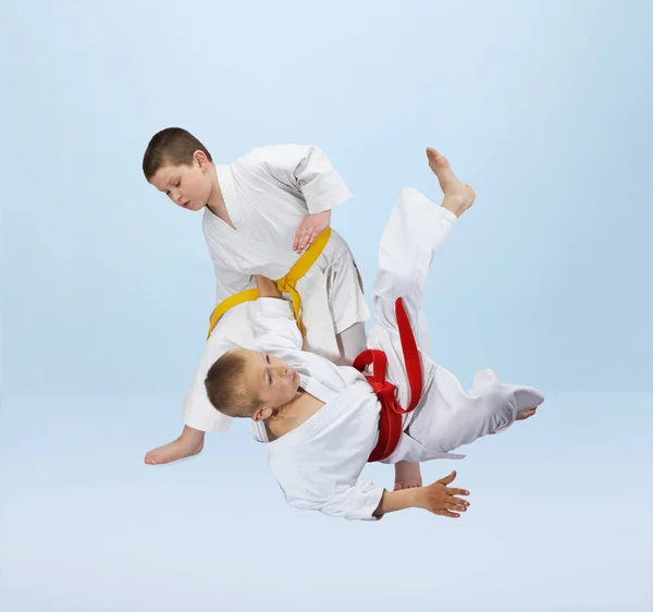 Two Karateka Boys Training Throws — Stock Photo, Image