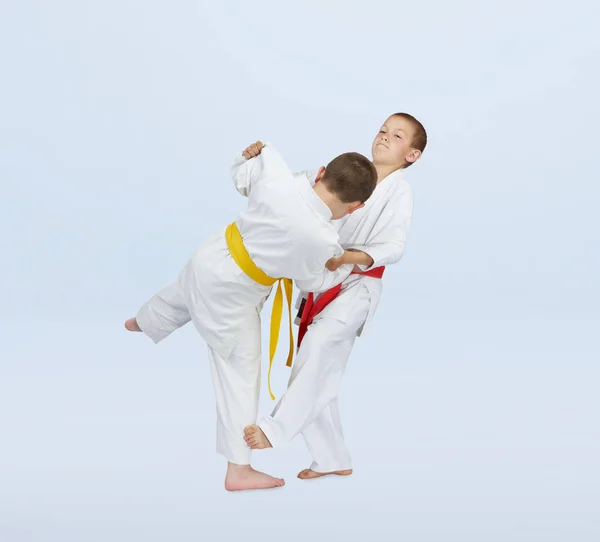 Judogi 运动员是训练投掷在轻的背景下 — 图库照片