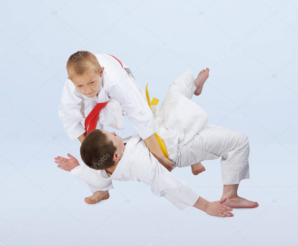 Judo throws are training boys in judogi