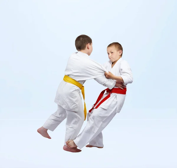 Çocuklarım Judogi Içinde Atmak Için Eğitim Kavrama — Stok fotoğraf