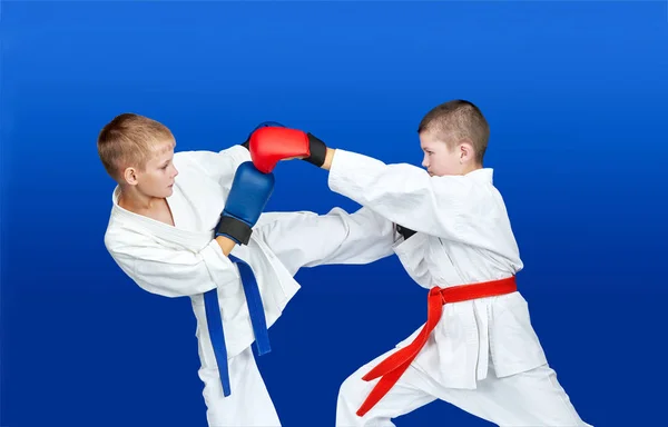 Круговой Удар Ногой Прямой Удар Руки Спортсмены Побеждают Karategi — стоковое фото