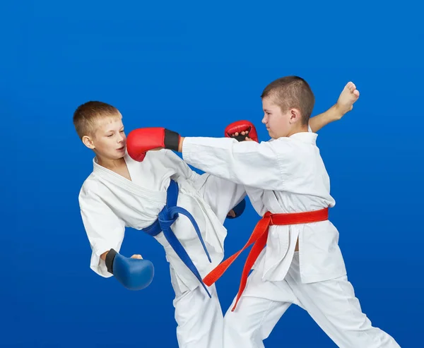 拳击和踢腿的男孩在 Karategi 中跳动 — 图库照片