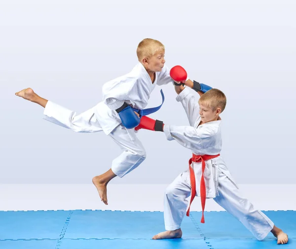 Golpe Brazo Salto Bloque Están Entrenando Los Niños Karategi — Foto de Stock