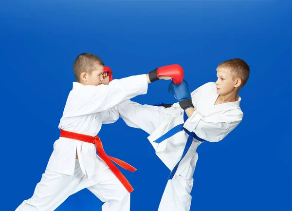 Karategi Los Atletas Están Golpeando Golpes Patadas — Foto de Stock