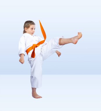 Turuncu kemer ile sporcumuz düz tekme bacak atıyor.